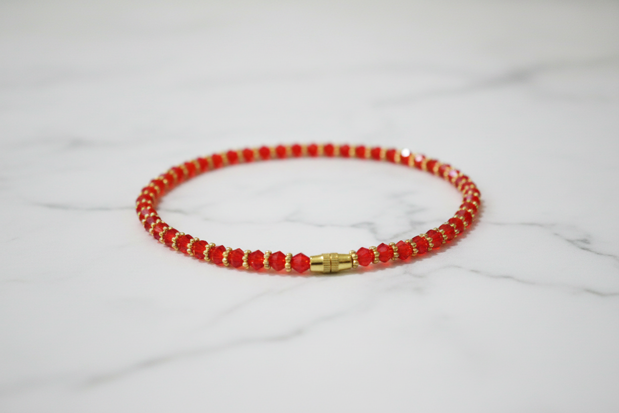 Chaîne de cheville rouge & or – fond marbre