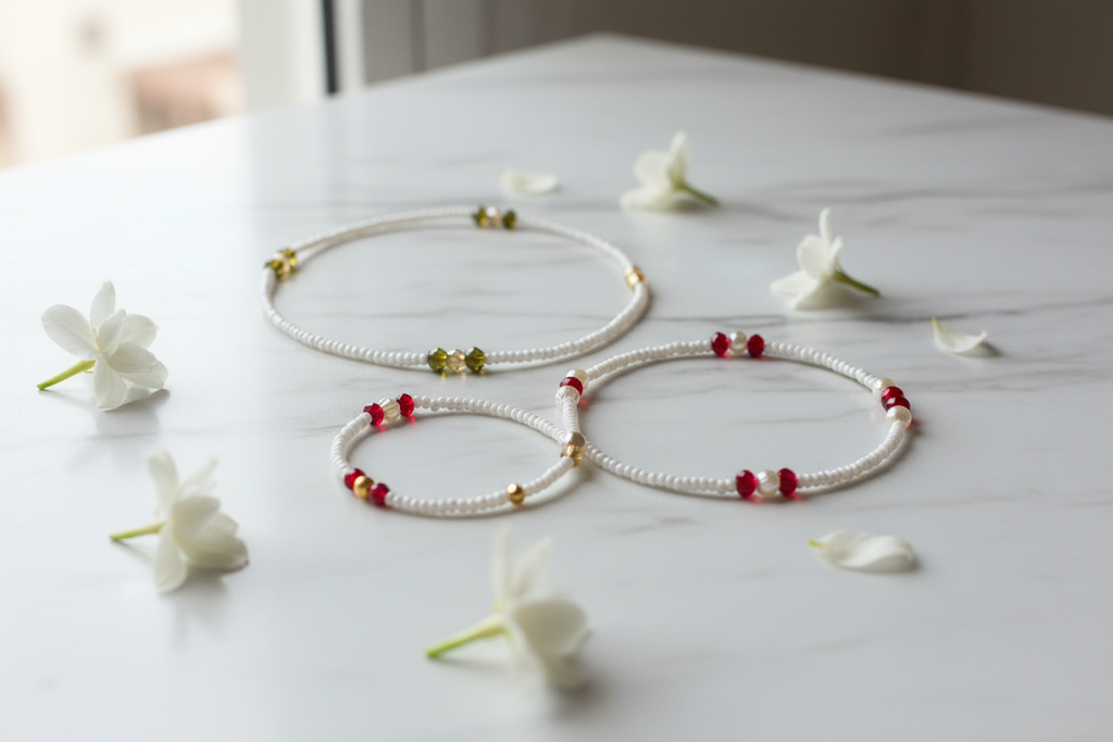 Trois pièces sur marbre blanc